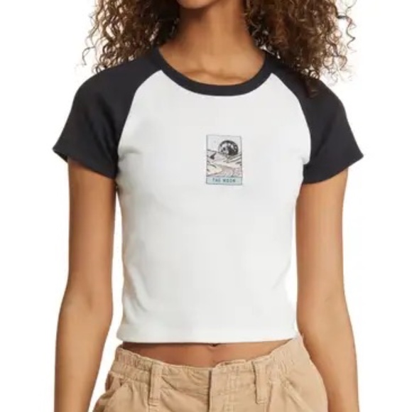 Set of 2 Vinyl Icons Graphic Crop Tees - JUNIORS Medium - Picture 3 of 8